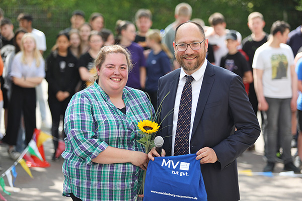 Staatssekretär Tom Michael Scheidung begrüßt Frau Werner an der Baltic-Schule in Rostock, Foto: Danny Gohlke an der Baltic-Schule Rostock