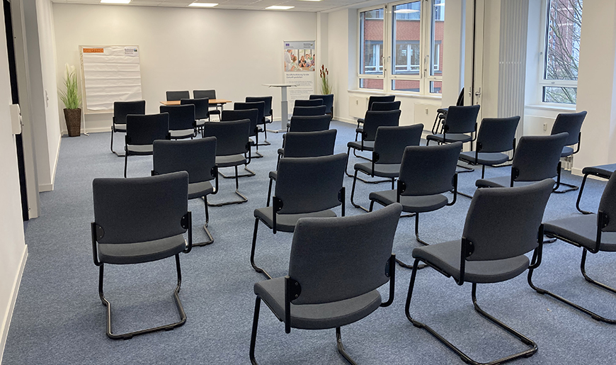 Blick in einen Beratungsraum, in dem die Stühle im Schachbrettmuster angeordnet sind, Foto: KBS
