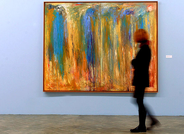 Eine Ausstellungsbesucherin geht im Staatlichen Museum Schwerin am Gemälde "Großes Seestück, Teil I und II" von Michael Wirkner in der Sonderausstellung «Faszination Wasser» vorbei.