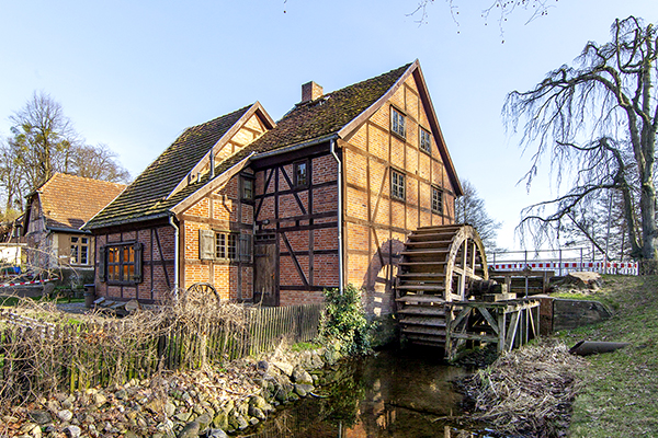 Schleifmühle am Faulen See in Schwerin mit Wasserrad