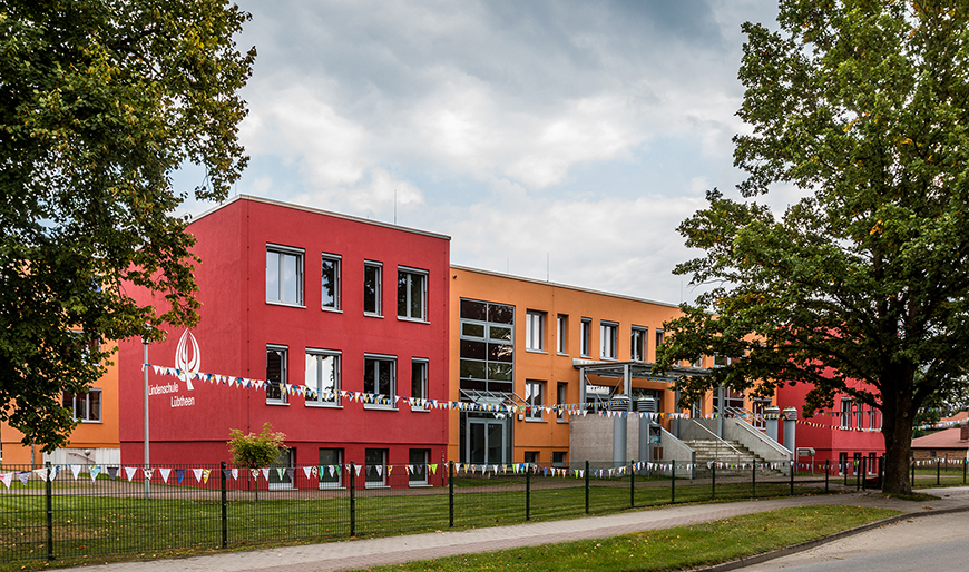2010-2011 Heizkosten- und CO2-neutral saniert: das Schulgebäude der Regionalen Schule mit Grundschule und Ganztagsbetreuung, der Lindenschule Lübtheen – die erste CO2-freie Schule in MV