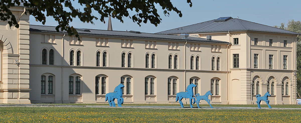 Schweriner Marstall mit vier blauen Pferdeskulpturen von der Seeseite aus gesehen, Foto: Silke Winkler