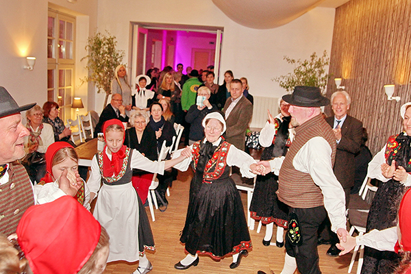 Tanzende Menschen in traditioneller Tracht
