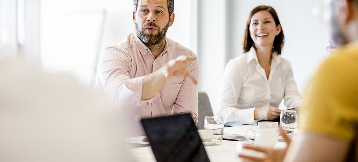 Ein Mann spricht in einem Meeting mit Kollegen, Foto: iStock Ein Mann spricht in einem Meeting mit Kollegen, Foto: iStock