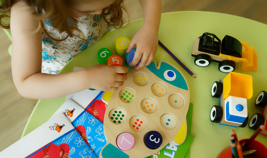 Ein Mädchen spielt mit einem Rechenspiel, Foto: pixabay