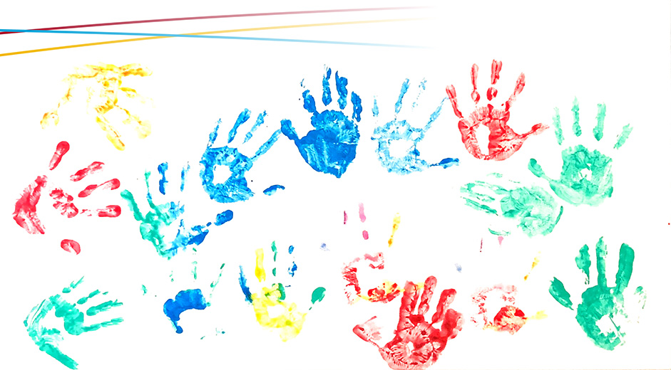 Farbige Handabrücke von Kindern auf weißem Untergrund