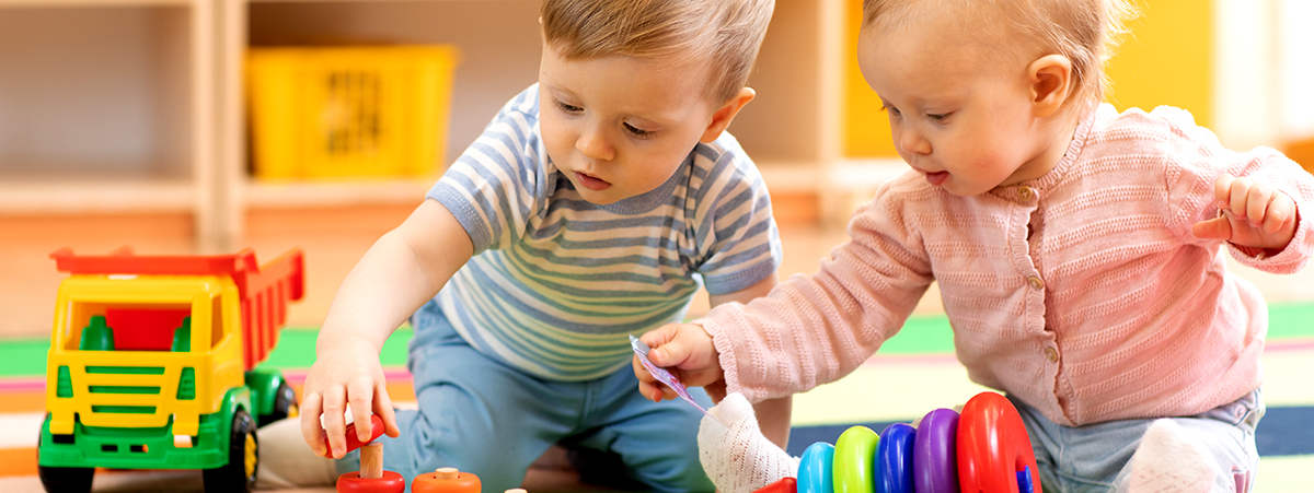 Zwei Kleinkinder spielen mit Bauklötzen, Foto: Oksana Kuzmina/Shutterstock