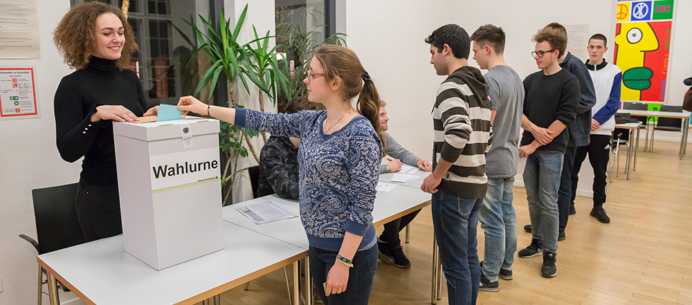 Schülerinnen und Schüler wählen bei der Juniorwahl, © Juniorwahl 2022