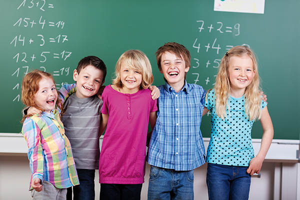 Schülergruppe steht vor einer Tafel, Foto: Fotolia.com