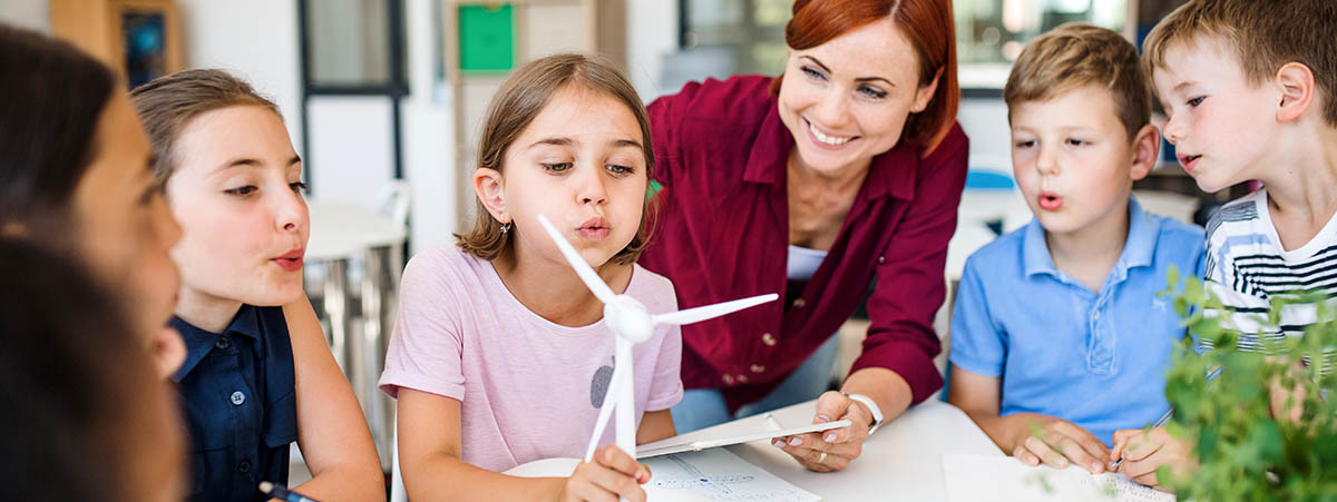 Schülerinnen und Schüler arbeiten gemeinsam an einem Projekt zur Windkraft, Foto: shutterstock.com
