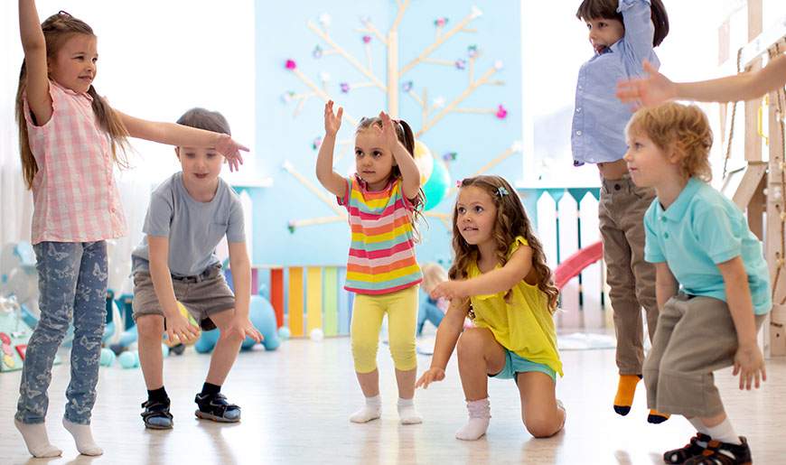 Kinder tanzen und springen in der Gruppe, Foto: Oksana Kuzmina/Shutterstock