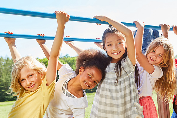 Mehrere Kinder spielen am Turngerät, Foto: shutterstock/Robert Kneschke