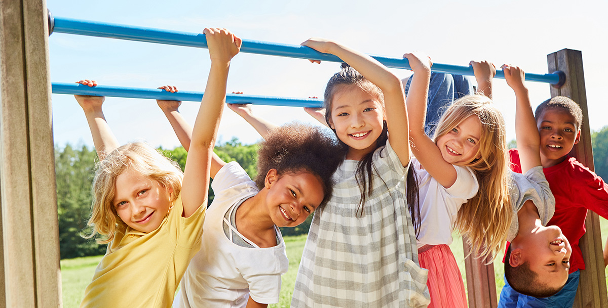 Mehrere Kinder spielen am Turngerät, Foto: shutterstock/Robert Kneschke