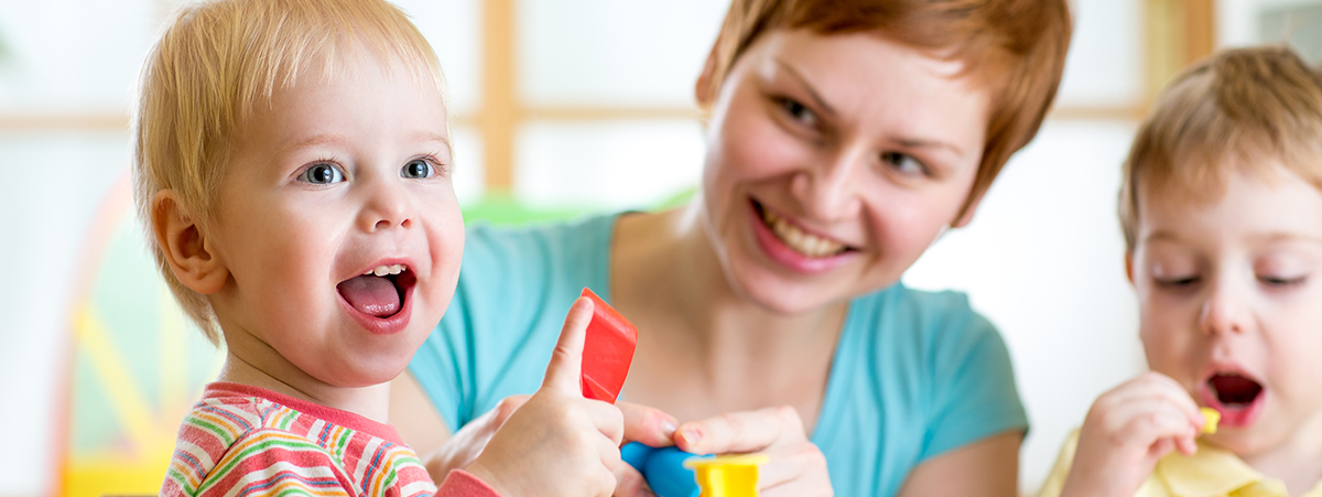 Eine Erzieherin spielt mit Kindern in der Kita, Foto: shutterstock.com