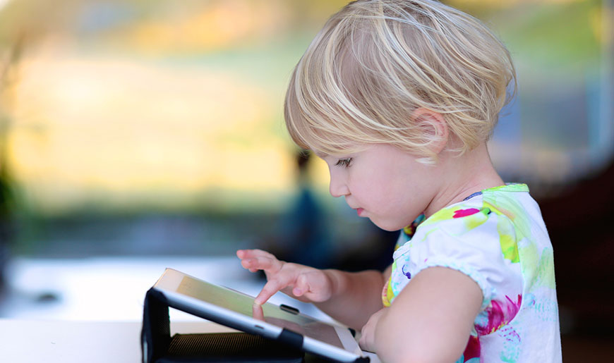 Ein Mädchen schaut auf ein Tablet, Foto: CroMary/Shutterstock