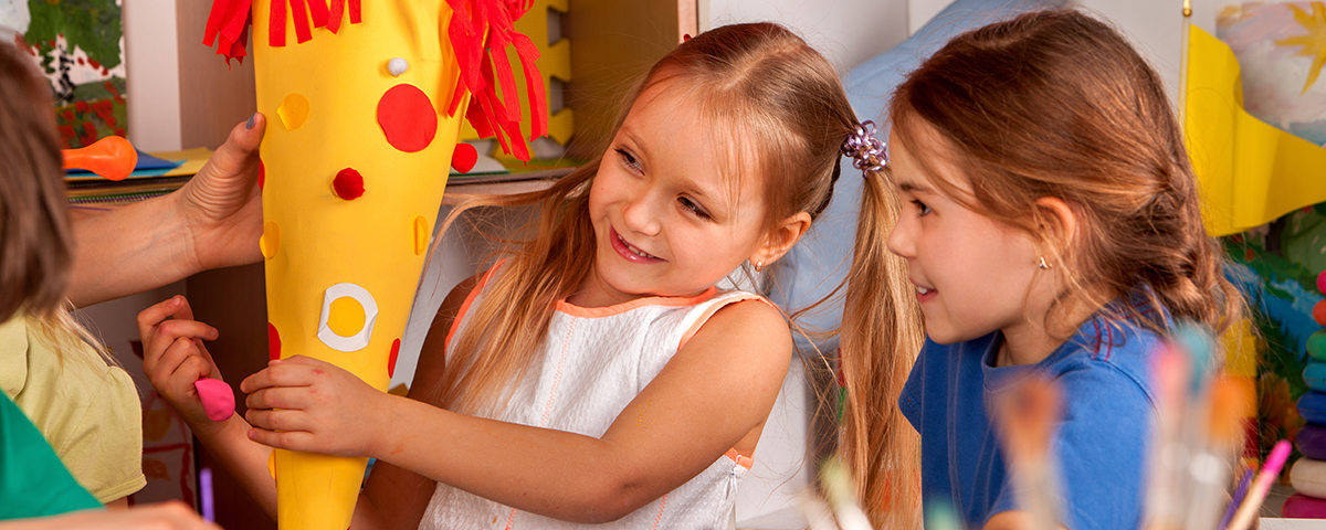 Ein Mädchen bekommt eine Schultüte, Foto: shutterstock.de/Poznyakov