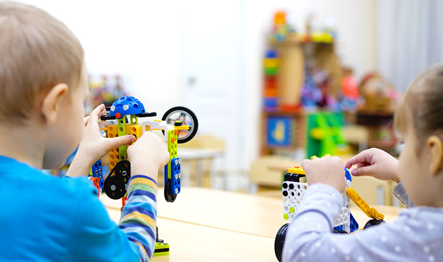 Kinder bauen mit Bausätzen verschiedene Konstruktionen, Foto: Kulinenko.G/Shutterstock