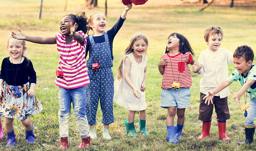 Kinder spielen gemeinsam in der Gruppe, Foto: Rawpixel.com/Shutterstock