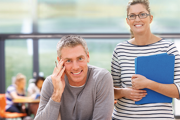 Eine Lehrerin und ein Lehrer im Klassenraum, Foto: fotolia.com