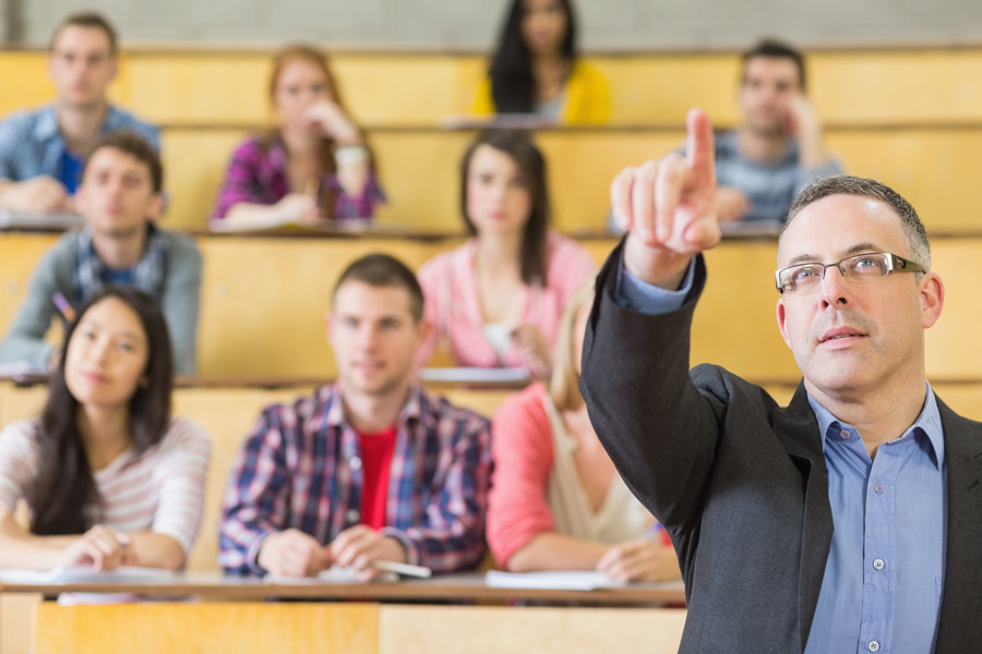 Ein Professor mit Studierenden im Hörsaal während einer Vorlesung, Foto: wavebreakmediaMicro/AdobeStock
