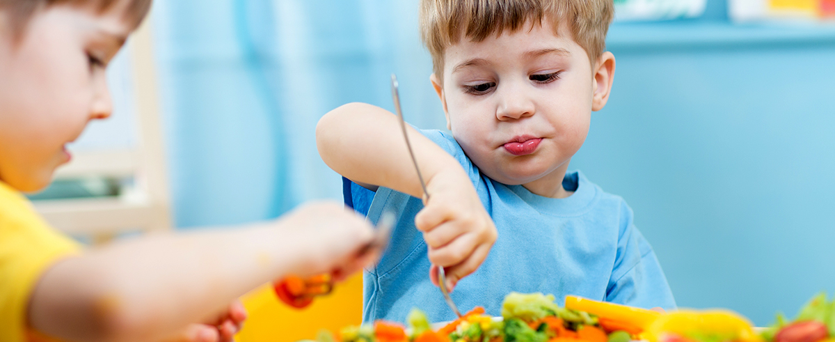 Kinder essen in der Kita, Foto: shutterstock.com