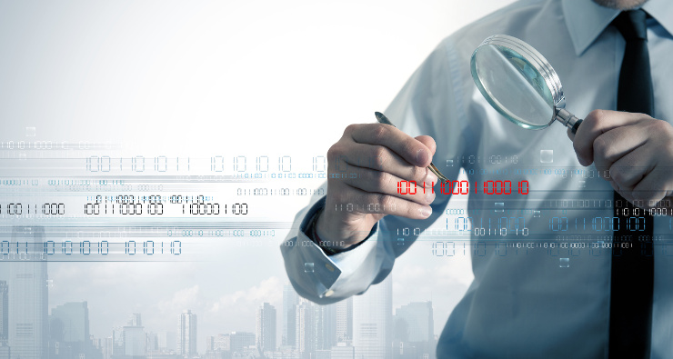 Mann untersucht Daten mit der Lupe