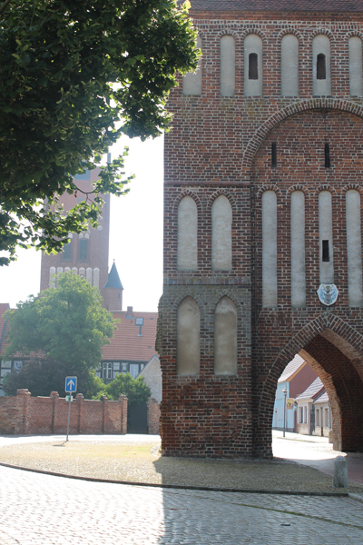 Nach der Sanierung wird das Anklamer Tor in Usedom, ein viergeschossiger Backsteinbau mit spitzbogiger Durchfahrt, als Heimatmuseum genutzt. In der obersten Etage befindet sich ein standesamtliches Trauzimmer. Foto: Stadt Usedom Nach der Sanierung wird das Anklamer Tor in Usedom, ein viergeschossiger Backsteinbau mit spitzbogiger Durchfahrt, als Heimatmuseum genutzt. In der obersten Etage befindet sich ein standesamtliches Trauzimmer.