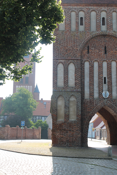 Nach der Sanierung wird das Anklamer Tor in Usedom, ein viergeschossiger Backsteinbau mit spitzbogiger Durchfahrt, als Heimatmuseum genutzt. In der obersten Etage befindet sich ein standesamtliches Trauzimmer.