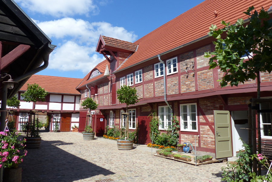 Die Stadt Loitz hat nach umfassender Sanierung des ehemaligen Kaufmannshofs in der Peenestraße 8 den KulturKonsum errichtet – heute ein Domizil für Kulturschaffende und Außenstelle des Loitzer Standesamtes. Foto: Karin Heymann Die Stadt Loitz hat nach umfassender Sanierung des ehemaligen Kaufmannshofs in der Peenestraße 8 den KulturKonsum errichtet – heute ein Domizil für Kulturschaffende und Außenstelle des Loitzer Standesamtes.