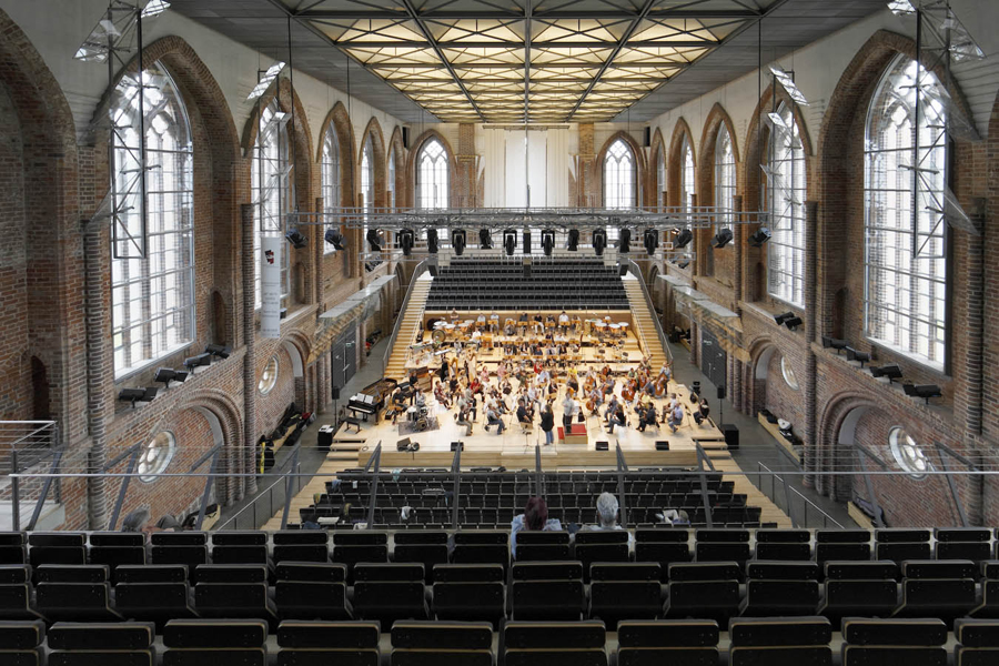 2001 begann für die Marienkirche ein neuer Zeitabschnitt – Historisches Wahrzeichen der Stadt Neubrandenburg ist das Gebäude geblieben, doch seine Nutzung ist eine andere geworden: Ein hochmoderner und beeindruckender Konzertsaal in einer Backsteinhülle. Foto: Frieder Blickle 2001 begann für die Marienkirche ein neuer Zeitabschnitt – Historisches Wahrzeichen der Stadt Neubrandenburg ist das Gebäude geblieben, doch seine Nutzung ist eine andere geworden: Ein hochmoderner und beeindruckender Konzertsaal in einer Backsteinhülle.