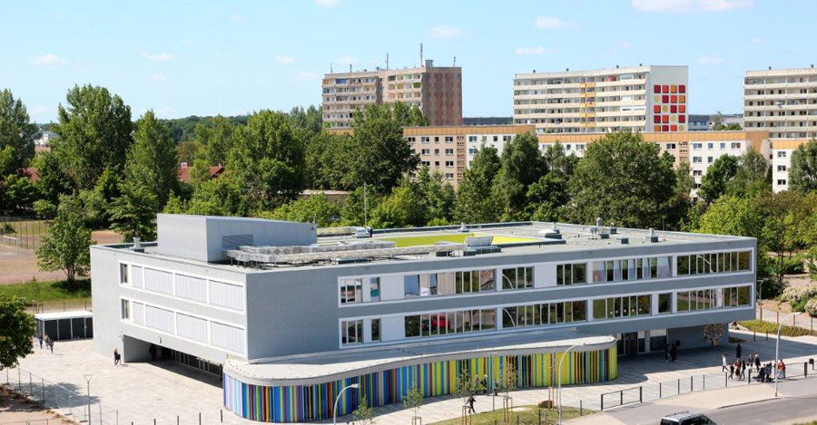 Der Schulstandort, ein dreigeschossiger Stahlbetonbau, befindet sich im Programmgebiet „Stadtumbau Ost, Programmteil Aufwertung“ – Wohngebiet „Oststadt“, dem ältesten Plattenbaugebiet der Stadt Neubrandenburg. Foto: Sebastian Haerter Der Schulstandort, ein dreigeschossiger Stahlbetonbau, befindet sich im Programmgebiet „Stadtumbau Ost, Programmteil Aufwertung“ – Wohngebiet „Oststadt“, dem ältesten Plattenbaugebiet der Stadt Neubrandenburg.
