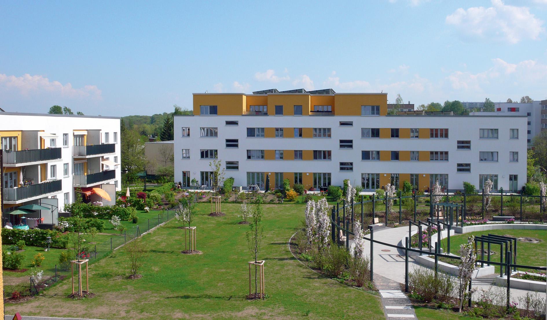 In eine grüne Oase hat sich der Innenhof in der Pilaer Straße in Schwerin verwandelt. Doch nicht nur der Hof, das gesamte Quartier „An den Seeterrassen“ ist ein Hingucker geworden. Foto: MKK Architekten Schwerin; Frank Kirsten In eine grüne Oase hat sich der Innenhof in der Pilaer Straße in Schwerin verwandelt. Doch nicht nur der Hof, das gesamte Quartier „An den Seeterrassen“ ist ein Hingucker geworden.