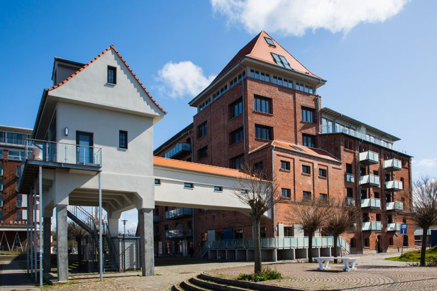 Der ehemalige Kornspeicher im Hafenbereich von Barth wurde zu einem Gäste-Apartmenthaus mit Wohnungen und einem Restaurant umgebaut.