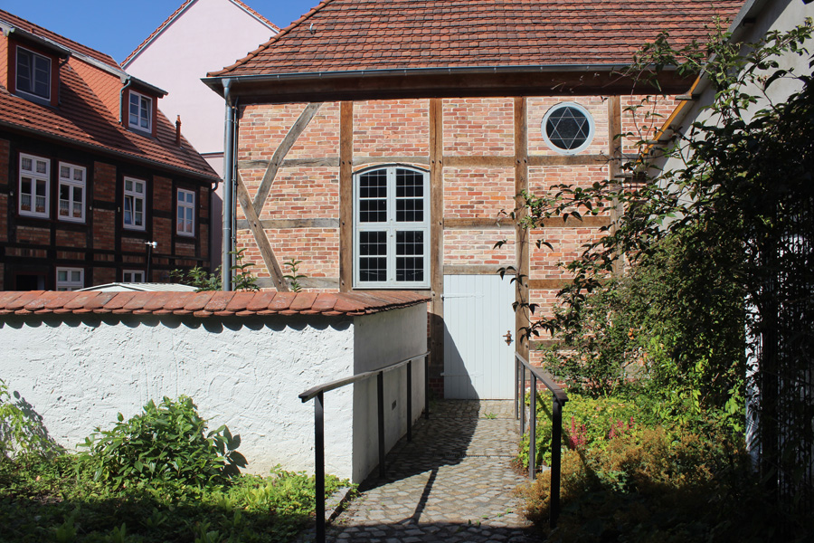 Der „Verein Alte Synagoge Stavenhagen“ hat mit der Sanierung des Gebäudes im Hinterhof der Malchiner Straße eine Kulturstätte geschaffen. Durch Städtebaufördermittel wurden die Sanierung der Außenhülle des straßenseitigen Funktionsgebäudes Malchiner Straße 34 und die Freianlagen unterstützt.