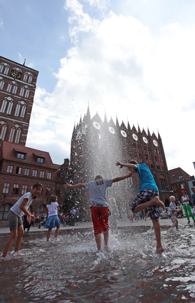 Der Alte Markt in Stralsund bietet mit seinem Wasserspiel und den großzügigen gastronomischen Außenanlagen eine hohe Aufenthaltsqualität und wird von Stralsundern wie Besuchern gern angenommen. Hier kann man die Schönheit der historischen Altstadt in vollen Zügen genießen und auf sich wirken lassen. Foto: Christian Rödel Der Alte Markt in Stralsund bietet mit seinem Wasserspiel und den großzügigen gastronomischen Außenanlagen eine hohe Aufenthaltsqualität und wird von Stralsundern wie Besuchern gern angenommen. Hier kann man die Schönheit der historischen Altstadt in vollen Zügen genießen und auf sich wirken lassen.