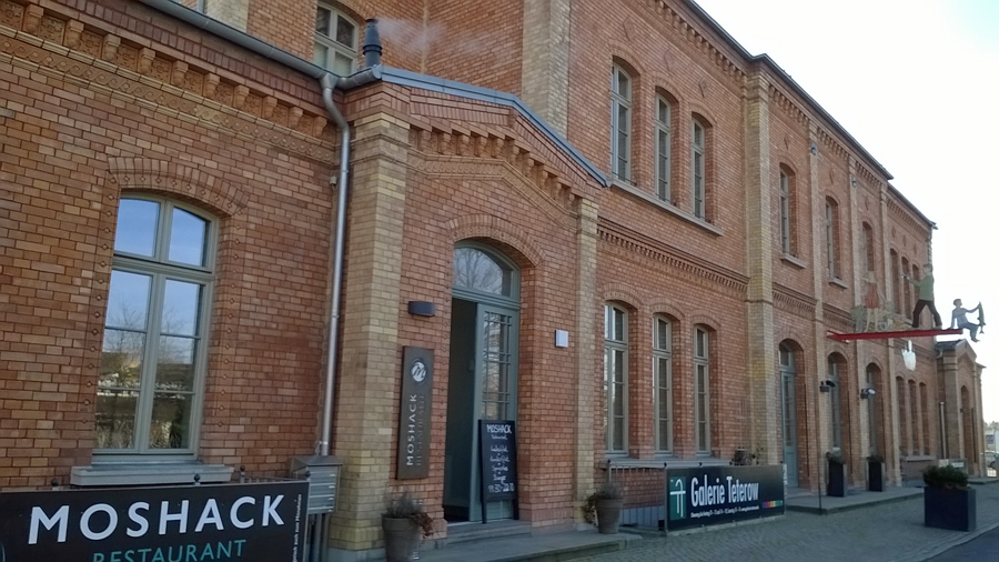 Nach jahrelangem Leerstand des denkmalgeschützten Bahnhofes konnte das einstige Wahrzeichen und Begrüßungsportal der Stadt Teterow mit Hilfe der Städtebauförderung umfassend saniert werden. Entstanden sind u.a. eine Gaststätte, ein Friseursalon und eine vom Kunstverein getragene Galerie sowie Wohnungen im Obergeschoss. Foto: EM Nach jahrelangem Leerstand des denkmalgeschützten Bahnhofes konnte das einstige Wahrzeichen und Begrüßungsportal der Stadt Teterow mit Hilfe der Städtebauförderung umfassend saniert werden. Entstanden sind u.a. eine Gaststätte, ein Friseursalon und eine vom Kunstverein getragene Galerie sowie Wohnungen im Obergeschoss.