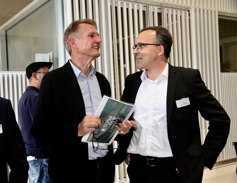 v.l. Herr Dipl.-Ing. Bruno Vennes (stellvertr. Vorsitzender der Jury 2019) und Herr Meyn (Präsident Architektenkammer M-V) Foto: Pressefoto Lindenbeck v.l. Herr Dipl.-Ing. Bruno Vennes (stellvertr. Vorsitzender der Jury 2019) und Herr Meyn (Präsident Architektenkammer M-V)