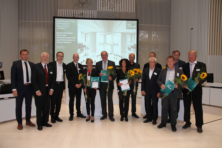 Der Landesbaupreis 2019 in der Kategorie „Bausumme über eine Million Euro“ wurde für die Neugestaltung des Plenarsaals mit Konferenzbereich im Schloss Schwerin vergeben. Foto: Pressefoto Lindenbeck Der Landesbaupreis 2019 in der Kategorie „Bausumme über eine Million Euro“ wurde für die Neugestaltung des Plenarsaals mit Konferenzbereich im Schloss Schwerin vergeben.
