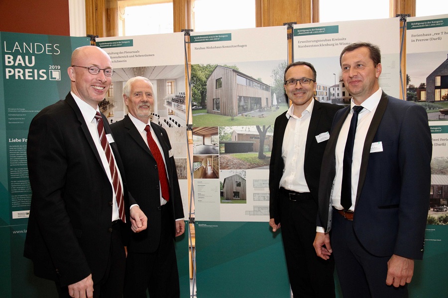 Minister Christian Pegel, der Präsident der Ingenieurkammer Wulf Kawan, der Präsident der Architektenkammer Christoph Meyn und der Vizepräsident des Bauverbandes M-V Thomas Maync eröffneten nach der Preisverleihung die Ausstellung.