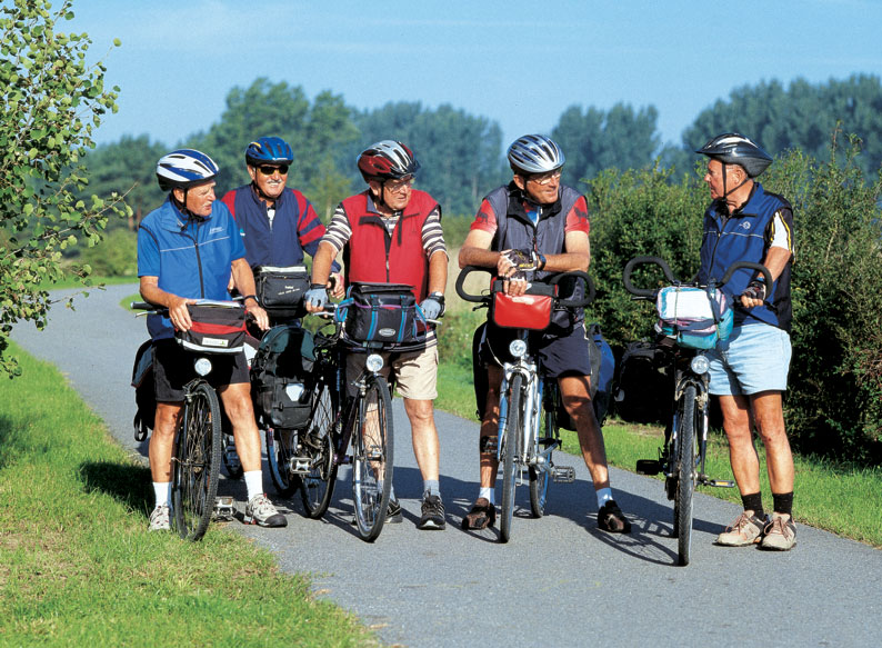 fünf Radfahrer bei einer kurzen Pause