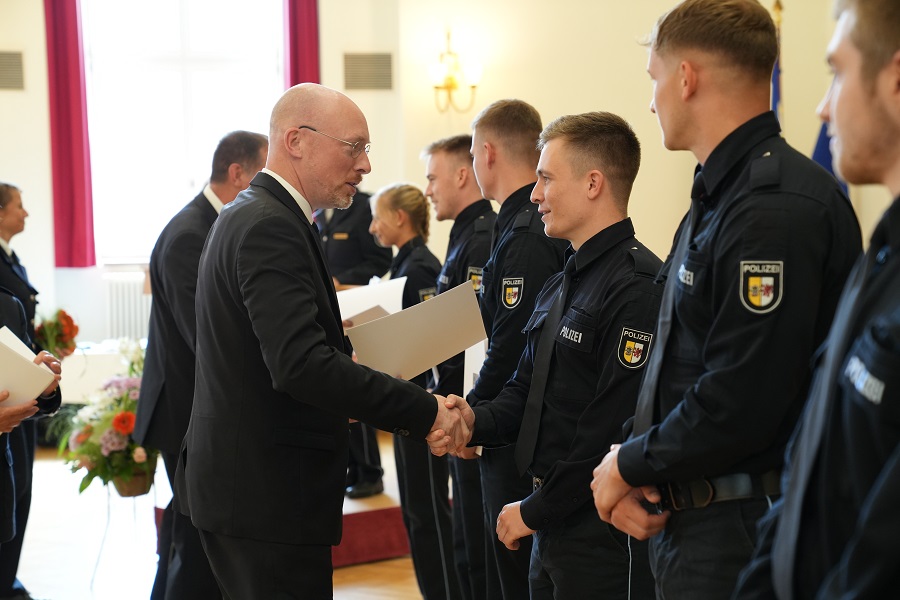 Innenminister Christian Pegel überreicht den Absolventen ihre Abschlusszeugnisse.