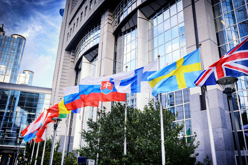 Wehende Flaggen von EU-Mitgliedsstaaten vom dem EU-Parlament in Brüssel © symbiot, Shutterstock Wehende Flaggen von EU-Mitgliedsstaaten vom dem EU-Parlament in Brüssel