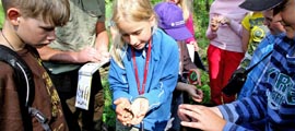 Eine Gruppe Kinder auf Entdeckertour mit dem Ranger