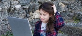Mädchen am Laptop (Interner Link: Anregungen zur Kinderbeschäftigung)