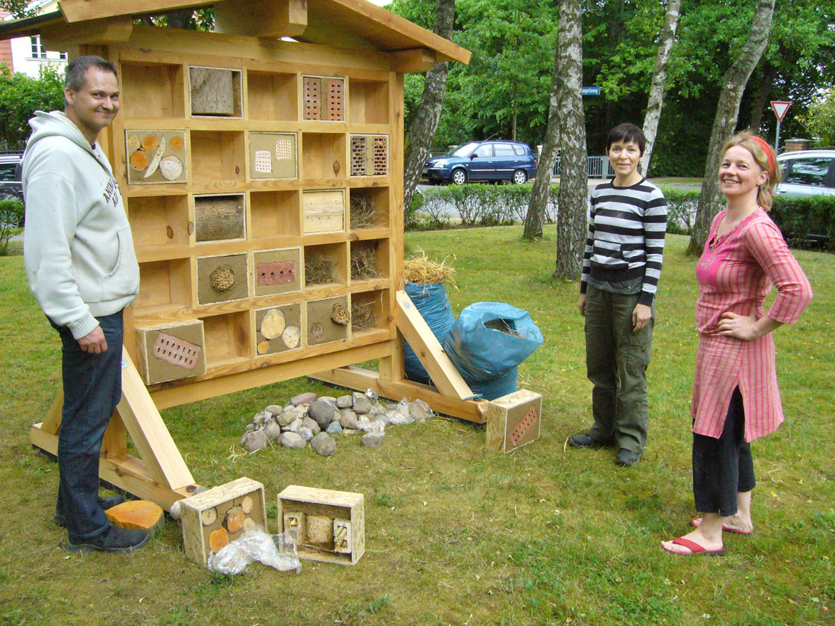 Mitarbeiter der Diakonie befüllen das Insektenhotel, Mai 2015