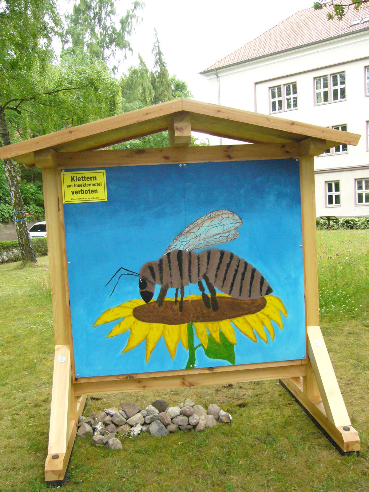 Lehrpfad Rückwandgestaltung Insektenhotel Montessori Schule Schwerin