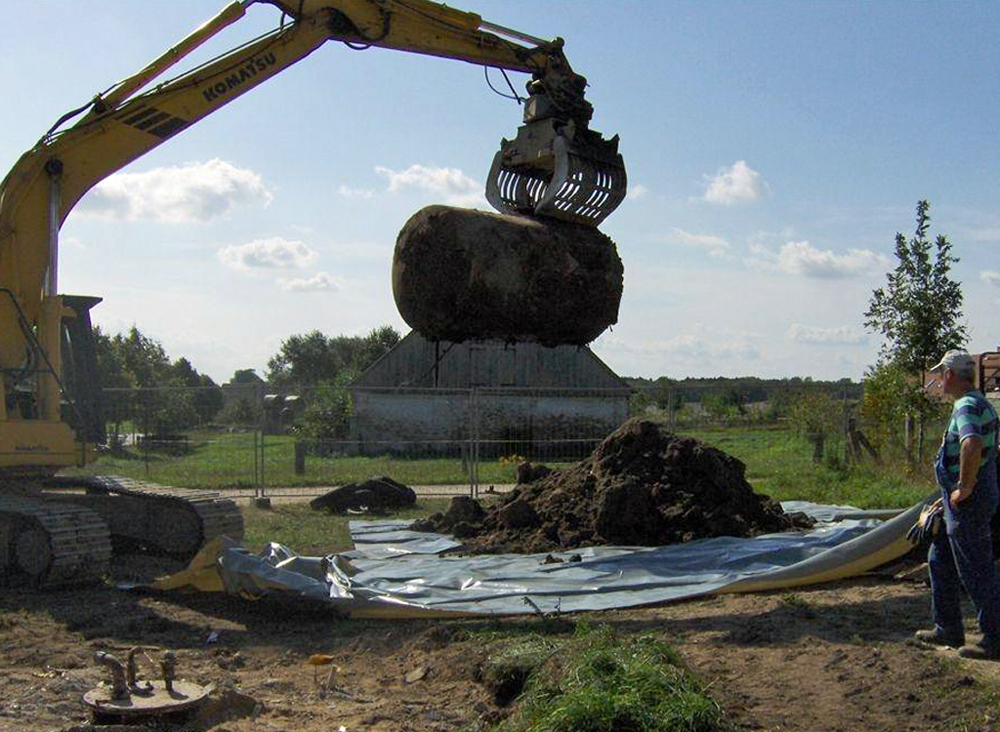 Bergung eines landswirtschaftlichen Tanklagers mit Bagger Foto: Gesellschaft für Abfallwirtschaft und Altlasten Mecklenburg-Vorpommern Bergung eines landswirtschaftlichen Tanklagers mit Bagger