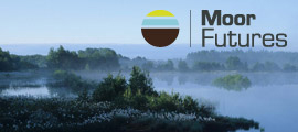 Fotografie Moor und Logo von MoorFutures (Externer Link: Link zu mehr Informationen über die MoorFutures)