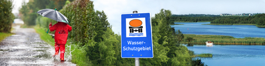 Collage mit Kind, Regenschirm, Wasserschutzgebietsschild und See