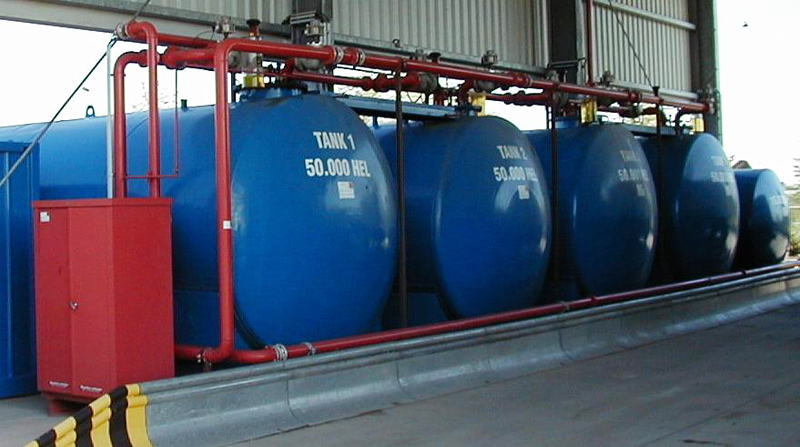Tanklager mit blauen Tanks